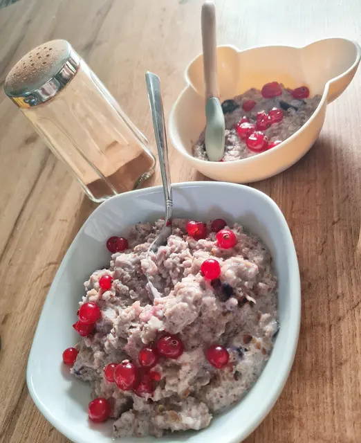 Porridge mit Beeren macht satt. Wer will, kann das Gericht mit einer Prise Zimt-Zucker süßen und verfeineren.  | Foto: sm