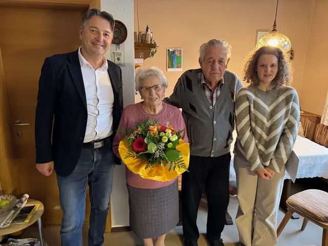 Bürgermeister Georg Gattringer gratulierte Anna und Josef Huber zur Eisernen Hochzeit. | Foto: Gemeinde Aspach
