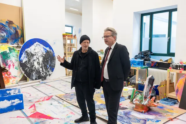 Christopher Drexler mit Herbert Brandl (l.) bei einer Führung das Atelier in Wien. | Foto: Land Steiermark/Marcus Deak