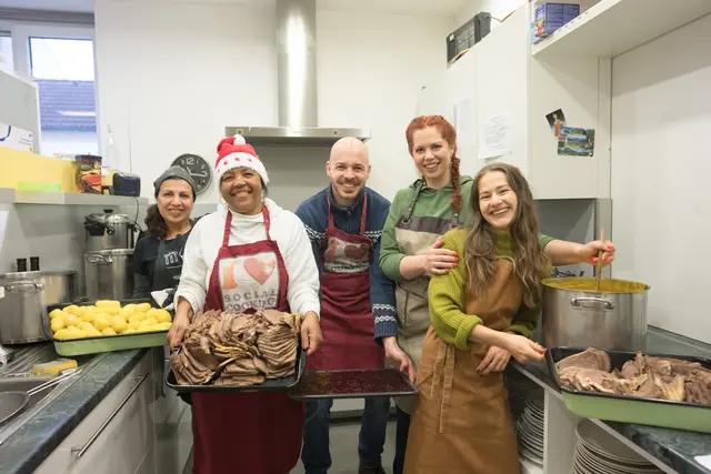 Von links: Maria Margarita Rauwarter, Mouna Haji Ahmad, David Wallner (dm), Jacqueline Wasserbauer (dm) und Anja Fierlinger (dm) zusammen in der Küche mit dem fertigen Essen vor der Essensausgabe. | Foto: dm/Wolfgang Lienbacher