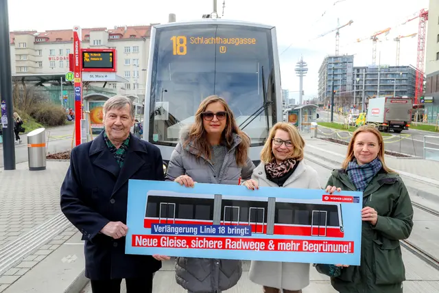 v. l.: Bezirkschef Erich Hohenberger, Mobilitätsstadträtin Ulli Sima (beide SPÖ), Alexandra Reinagl, Vorsitzende der Geschäftsführung der Wiener Linien und Angelika Pipal-Leixner, Mobilitätssprecherin Neos Wien. | Foto: Christian Fürthner