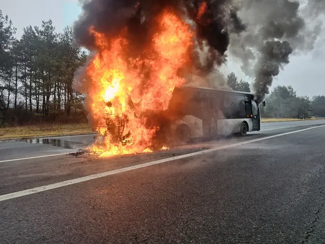 Der Bus stand in Vollbrand. | Foto: HFW Villach