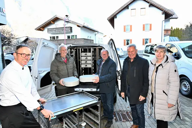 Beste Ausstattung für Essen auf Rädern: Küchenchef Mario Saurer, die beiden ehrenamtlichen Fahrer Erich Kofler und Christian Pittl, Bgm. Peter Lobenwein, Koordinatorin Danja Sapper