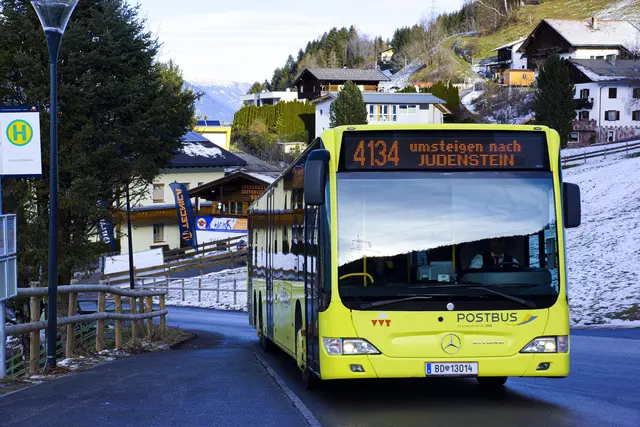 Ziel der Maßnahme ist es, die Gemeinde Tulfes vom Individualverkehr zu entlasten und zugleich die Parkplatzsituation am Glungezer zu verbessern. Die Buslinie fährt zweimal stündlich direkt zur Talstation der Glungezerbahn und hält nur wenige Meter vom Gondel-Einstieg entfernt. Damit stellt sie eine praktische und kostengünstige Alternative zur Anreise mit dem Pkw dar.

 | Foto: TVB-Hall Wattens