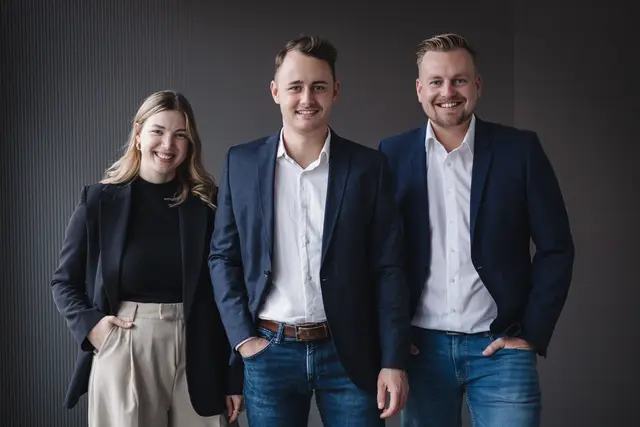 Das neue Team der Jungen Wirtschaft im Bezirk Rohrbach: Stellvertreterin Viktoria Hötzendorfer, Bezirksvorsitzender Erik Katzinger und Stellvertreter Marcel Stallinger (v. l.). | Foto: A few dots e.U.