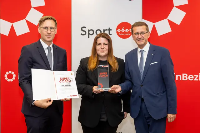 Sport-Landesrat Markus Achleitner (re.), Bezirkssiegerin Rohrbach und dritte Landessiegerin Julia Höglinger mit MeinBezirk OÖ-Chefredakteur Thomas Winkler. | Foto: MeinBezirk OÖ/Pils