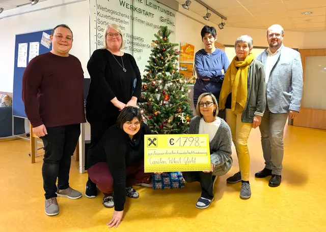 Bei der Übergabe des Spendenschecks in der Caritas Werkstatt: Kapellmeister Dominik Völker, Werkstatt-Leiterin Katrin Leutl, Bernadette L., Chorleiterin Lisl Wimmer, Obmann Roman Weber (hinten v.li.), Nicole D. und Caritas-Mitarbeiterin Michaela Aschauer (vorne v.li.).  | Foto: Musikverein Gföhl