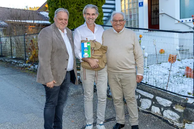Bürgermeister Martin Treffner mit dem Hotelmanager Walter Kril und seinem Vater Roman Kril (von links). | Foto: pixelworld.at