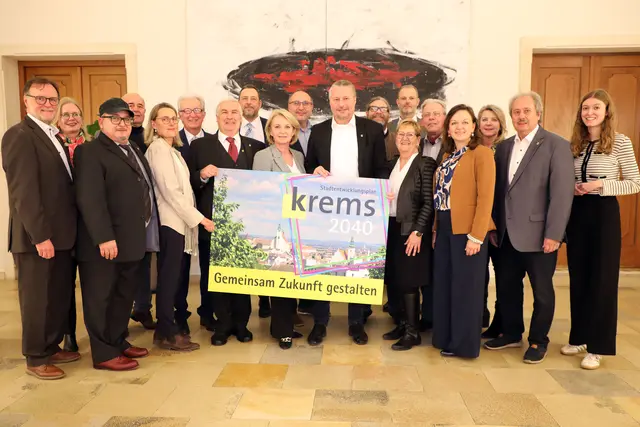 tehen geschlossen hinter dem ÖEK Krems 2040: Stadtrat Werner Stöberl, Gemeinderätin Elisabeth Kreuzhuber, die Gemeinderäte Nikolaus Lackner und Cornel-Constantin Prejban, Amtsleiterin Silva Schmid (Amt für Stadt- und Verkehrsplanung), Baustadtrat Günter Herz, die Gemeinderäte Andreas Ettenauer und Jochen Haslinger, Vizebürgermeisterin Eva Hollerer, Gemeinderat Robert Simlinger, Bürgermeister Peter Molnar, Gemeinderat Klaus Bergmaier, Baudirektor Reinhard Weitzer, Gemeinderätin Hannelore Rohrhofer, Gemeinderat Wolfgang Mahrer, Stadträtin Alexandra Ambrosch, Gemeinderätin Elfie Kreitner, Gemeinderat Alfred Scheichel und Gemeinderätin Amelie Muthsam – von links. | Foto: Stadt Krems