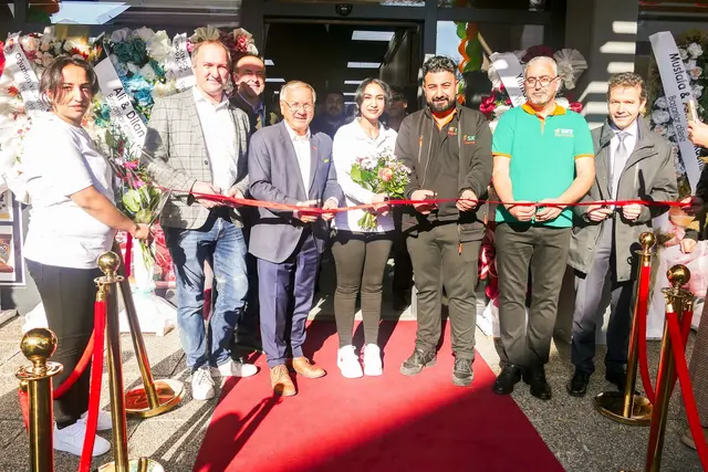 Markus Billek und Josef Ober (v. l.) gratulierten den Sky-Supermarkt-Betreibern Sevgi Gökdemir und Yücel Capali zur Eröffnung. | Foto: Facebook Stadtgemeinde Feldbach