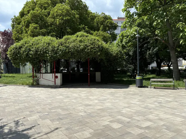 Vor dem Pavillon im Kardinal-Nagl-Park wurde die Bücherbox erneut entfernt.  | Foto: Luca Arztmann/MeinBezirk
