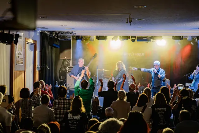 Viele treue Gäste feierten mit Bernd Sackl (l.) das 20-jährige Jubiläum seiner Bluegarage. | Foto: Bluegarage