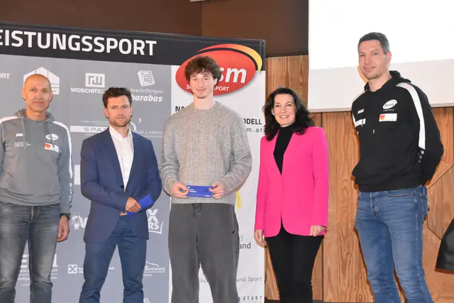 Ehrung Matthias Fülöp: Johann Szabo, Marc Kerschbaumer, Matthias Fülöp, Ingrid Weltler-Müller, Bernd Kager | Foto: MeinBezirk/Michael Strini