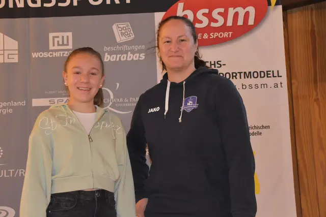 Fußballerin Enja Höfer mit Kerstin Weber, Obmannstellvertreterin FC Südburgenland | Foto: MeinBezirk/Michael Strini