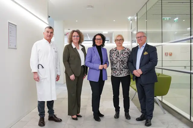 Im Bild v.l.: Dr. René Wenzel (Abteilungsleiter Innere Medizin Tauernklinikum), Silke Göltl (Geschäftsführerin Tauernklinikum), Landesrätin Daniela Gutschi, Barbara Vockner (Ärztekammer Salzburg) und Wolfgang Reiger (Vorsitzender Landesstellenausschuss der ÖGK Salzburg) | Foto: Land Salzburg/Neumayr/Hölzl