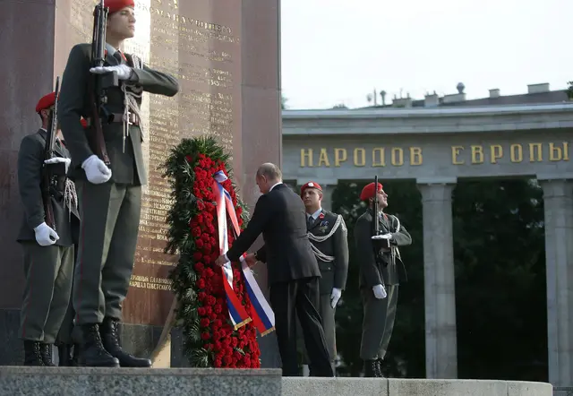 Der russische Präsident Wladimir Putin bei einer Kranzniederlegung am Denkmal der Roten Armee am Wiener Schwarzenbergplatz während eines Wien-Besuchs im Juni 2018. (Archiv) | Foto: APA-Images / APA / GEORG HOCHMUTH