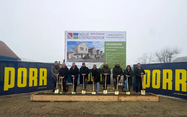 Andreas Sommer,Hans Ludwig Diexer, Klaus Tremmel, Hans Peter Halbritter, Bernd Gerdenitsch, Vizebürgermeister Norbert Schelakovsky,  Srecko Vlasic, Yvonne Jandl und Günther Grafl beim Spatenstich. 
 | Foto: Koeune