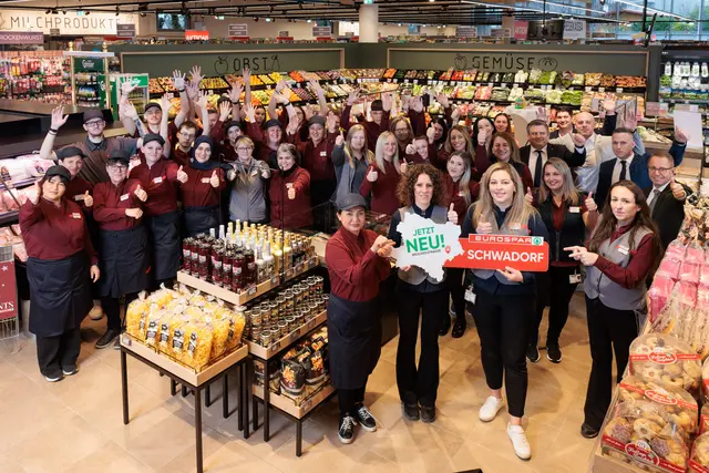 Marktleiterin Adela Kurbegovic (ganz rechts mit Schild) freut sich, Kundinnen und Kunden gemeinsam mit ihrem Team in Schwadorf begrüßen zu dürfen.  | Foto: SPAR/Johannes Brunnbauer