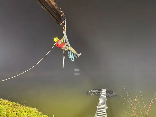 Der Pkw wurde von der Feuerwehr Leibnitz mittels Kran geborgen. Weiters waren die Feuerwehren Pistorf und St. Andrä mit 60 Kräften und acht Fahrzeugen im Einsatz. | Foto: FF Pistorf
