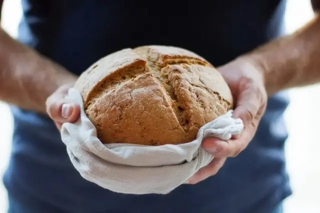 Damit das Backen von glutenfreiem Brot gelingt, muss man sich ganz genau an die Vorgaben halten. | Foto: Kate Remmer/unsplash