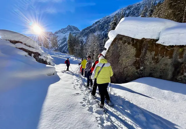 Geführte Schneeschuhwanderungen mit ausgebildeten Naturpark-Guides im malerischen Zemmgrund. | Foto: Archiv Naturpark Zillertaler Alpen