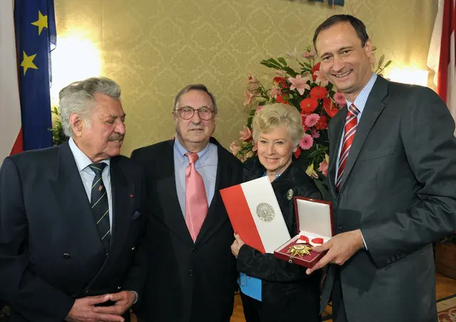 Haas erhielt auch von der Stadt Wien zahlreiche Ehrungen. Hier etwa 2010, v.l.n.r: Ehemann Erwin Strahl (gest. 2011), ehemaliger ORF-Generalintendant Thaddäus Podgorski (gest. 2024) , Waltraud Haas (gest. 2025) und der damalige Kulturstadtrat Andreas Mailath-Pokorny (SPÖ) | Foto: Schaub-Walzer / PID