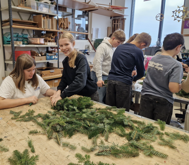 Die Schüler des Schärdinger Gymnasiums beim Gestalten der Adventkränze. | Foto: BRG Schärding