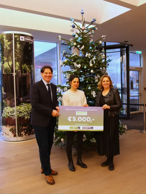 V.l..: Jürgen Sild (Geschäftsführer Bestattung Wien), Charlotte Thausing (MOMO Kinderpalliativzentrum), Renate Niklas (Geschäftsführerin Friedhöfe Wien) bei der Übergabe der Spendengelder.  | Foto: Bestattung Wien