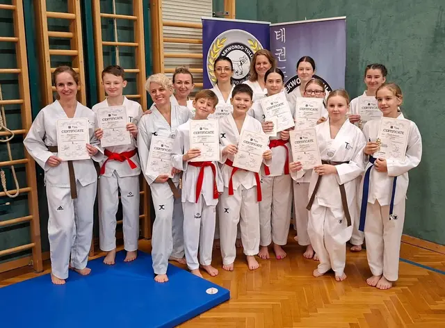 Fortgeschrittene Prüflinge
v.l.n.r: Gudrun Predota, Simon Predota, Anita Baumgartner, Tamara Zimmermann, Davdi Gugenberger, Andelka Gligoirc, Luigi Gligoric, Cornelia Kratschmann, Vivien Majcan, Arina Ilyk, Marija Bojanic, Jovana Bojanic, Nadia Voroshylova, Sophia Pollak
