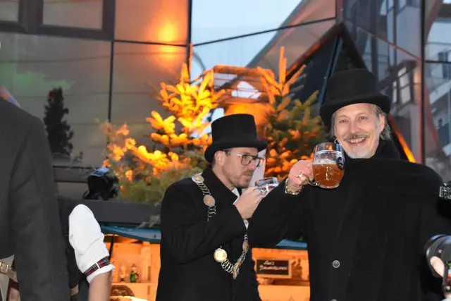 Die Telfer, im Bild Initiator Marc Hess und Bgm. Christian Härting, sind begeistert vom eigens für das Scrooge-Ereignis gebrauten Bier.