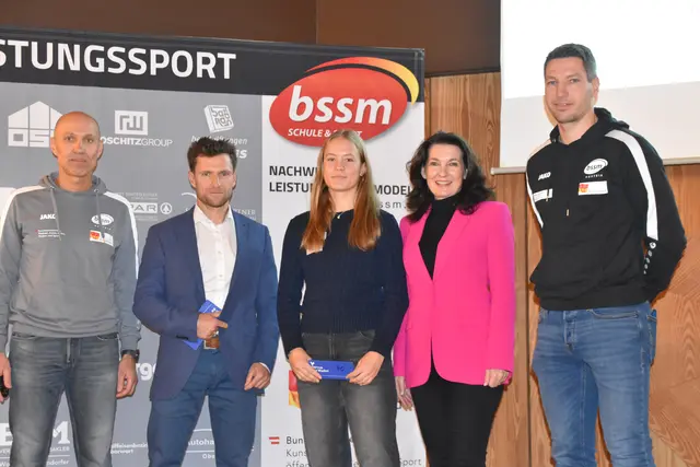 Ehrung Lea Haider-Maurer: Johann Szabo, Marc Kerschbaumer, Lea Haider-Maurer, Ingrid Weltler-Müller, Bernd Kager | Foto: MeinBezirk/Michael Strini