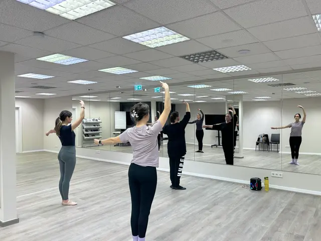 Im neuen VHS-Studio in St. Veit gab es die Premiere für das Bewegungsangebot „Ballett für Erwachsene“ - ab März geht es mit dem nächsten Kurs weiter. | Foto: MeinBezirk.at/Astrid Siebert