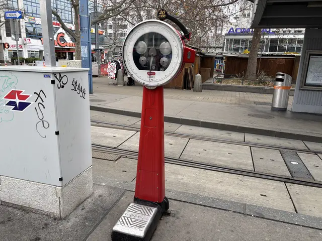 Ein rotes Exemplar befindet sich am Franz-Jonas-Platz. | Foto: Michael Marbacher/MeinBezirk