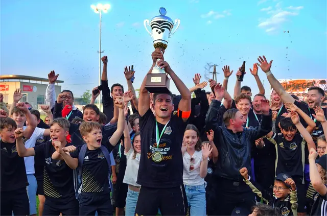 Kapitän Dominic Langbauer stemmte den Pokal in die Höhe: Der SV Tillmitsch jubelte den Steirer-Cup-Sieg 2025. | Foto: Alex Matzka/amatzka.at