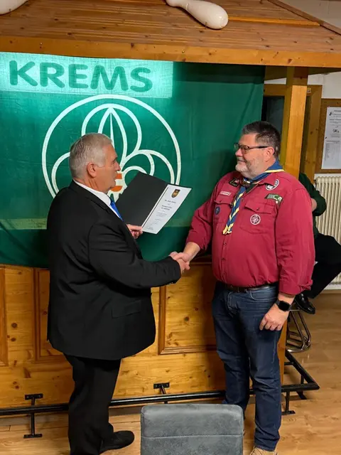 Gemeinderat Andreas Ettenauer gratuliert Jürgen Kreibich. | Foto: privat