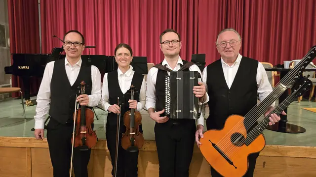 Das Quartett Die Kleeblätter (v.l.n.r.): Johannes Mantler (1. Violine), Julia Kainz (2. Violine), Johannes Münzner (Schrammelharmonika) und Michael Hausner (Kontragitarre und Leiter des Quartetts). | Foto: CulturaLatina