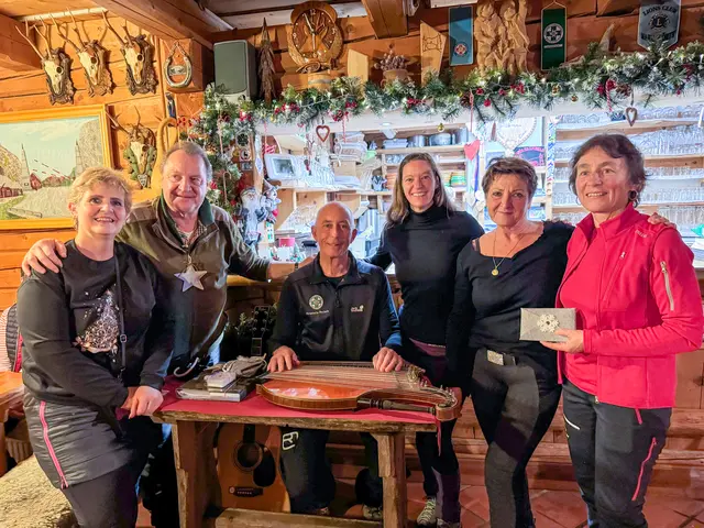 Auf der Loibl Hütte wurde auf die besinnliche Weihnachtszeit eingestimmt.  | Foto: Privat