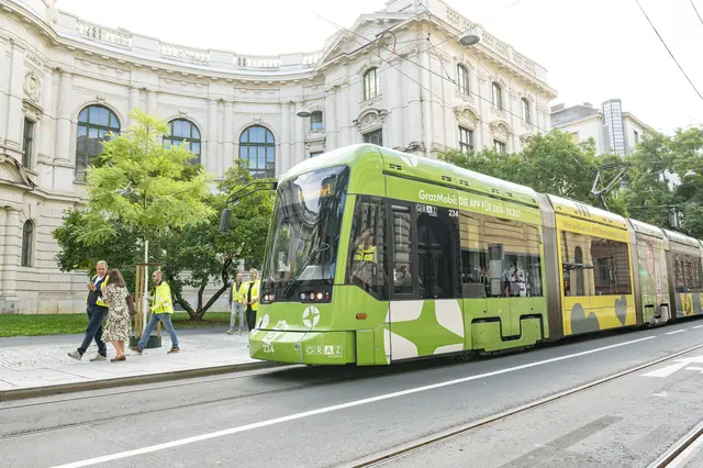 Ihre Jungfernfahrt absolvierten die Straßenbahnlinien 16 und 17 im Herbst, nun fahren die Linien regelmäßig vom Jakominiplatz über die Neutorgasse zur Annenstraße.
 | Foto: Holding Graz/Foto Fischer