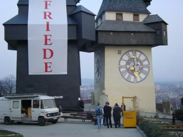 2003 bekam der Uhrturm einen Schatten.  | Foto: Guenther Sayer