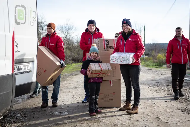 Manuela Aeppli mit ihrer Tochter Leyla bei der Verteilung der Weihnachtspackerl in Rumänien | Foto: ©Weihnachtspackerlaktion
