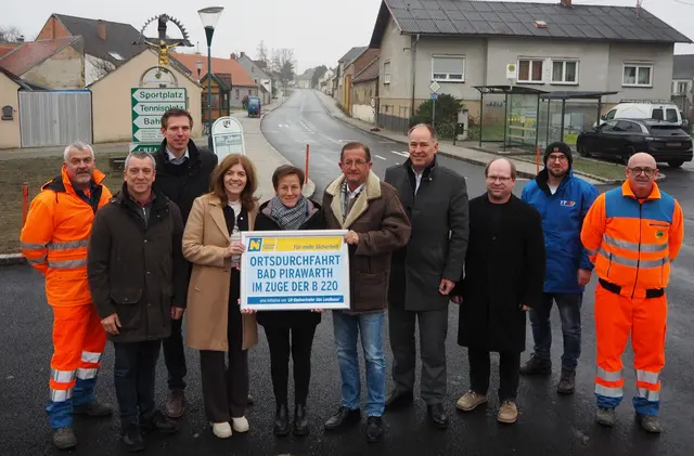 Josef Schodl (Straßenmeisterei Wolkersdorf), Walter Krammer (Leiter der Straßenmeisterei Wolkersdorf), DI Peter Swoboda (Leiter-Stv. der Straßenbauabteilung Wolkersdorf), NR Angela Baumgartner, Verena Gstaltner-Berl (Bgm. von Bad Pirawarth), LAbg. Dieter Dorner in Vertretung von LH-Stellvertreter Udo Landbauer, DI Rainer Irschik (NÖ Straßenbaudirektor-Stv.), Florian Lehner (Vizebgm. von Bad Pirawarth), Karl Strebl (GR von Bad Pirawarth), Erich Schmied (Straßenmeisterei Wolkersdorf). | Foto: NÖ Landesregierung