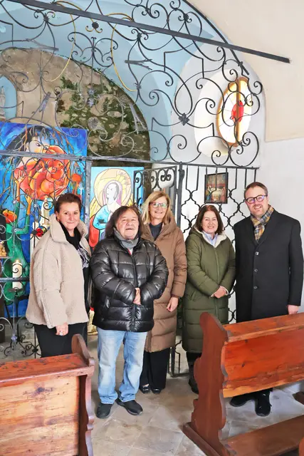 Helena Milos (Brucker Künstlerbund), Herman Pitow, Bürgermeisterin Susanne Kaltenegger, Margit Glantschnigg (Brucker Künstlerbund) und Pater Clemens Grill. | Foto: Stadt Bruck