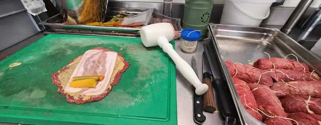 Wer Rouladen selber zubereiten will, sollte genügend Zeit einplanen. Das Fleisch mit dem Fleischklopfer dünn klopfen, mit Senf (am besten schmeckt Estragon-Senf) einschmieren und dann mit Speck und Essiggurken belegen. Die Gurke kann man klein hacken, aber im geviertelten Zustand bleibt sie schön mittig und verrutscht nicht.  | Foto: rm