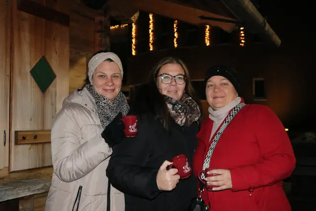 Durch die Spendenbox sowie den Ausschank von wärmendem Glühwein und Punsch kamen 2.000 Euro zusammen.  | Foto: SPÖ Asten