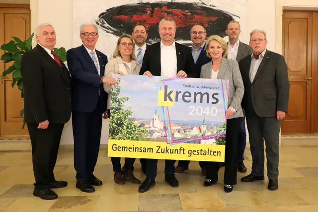 Der Gemeinderat hat das ÖEK Krems 2040 einstimmig beschlossen. Im Bild: Gemeinderat Andreas Ettenauer (parteiunabhängig), Baustadtrat Günter Herz (SPÖ), Amtsleiterin Silva Schmid (Amt für Stadt- und Verkehrsplanung), Gemeinderat Jochen Haslinger (MFG), Bürgermeister Peter Molnar (SPÖ), Gemeinderat Robert Simlinger (NEOS), Vizebürgermeisterin Eva Hollerer (SPÖ), Baudirektor Reinhard Weitzer und Gemeinderat Wolfgang Mahrer (KLS) – von links. | Foto: Stadt Krems