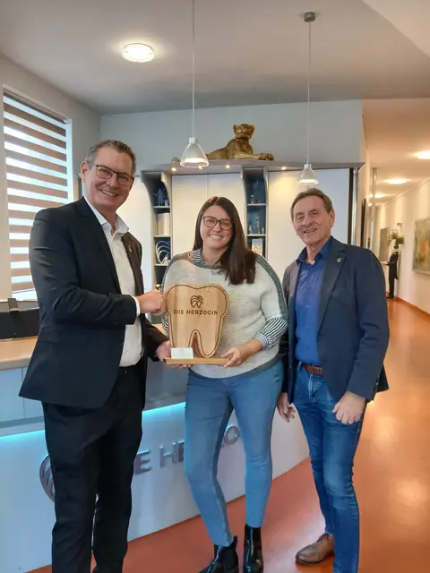 Bezirksvorsteher Georg Papai (l.), sein Stellvertreter Josef Fischer (r.) bei der neuen Kassenzahnärztin Carina Emerich-Herzog. | Foto: BV 21