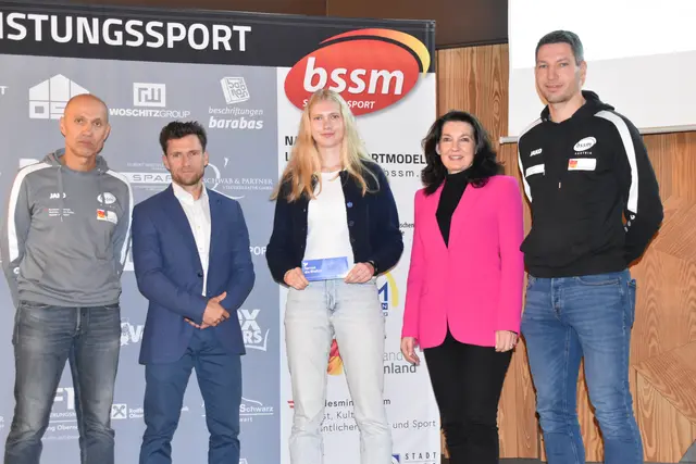 Ehrung Elina Fuchs: Johann Szabo, Marc Kerschbaumer, Elina Fuchs, Ingrid Weltler-Müller, Bernd Kager | Foto: MeinBezirk/Michael Strini