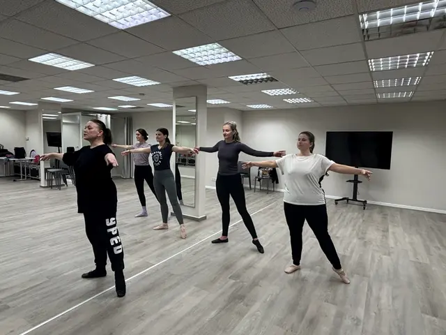 Foto: Die gebürtige Ukrainerin Inna Dörfler zeigt, dass Ballett auch im Erwachsenenalter erlernt werden kann.
