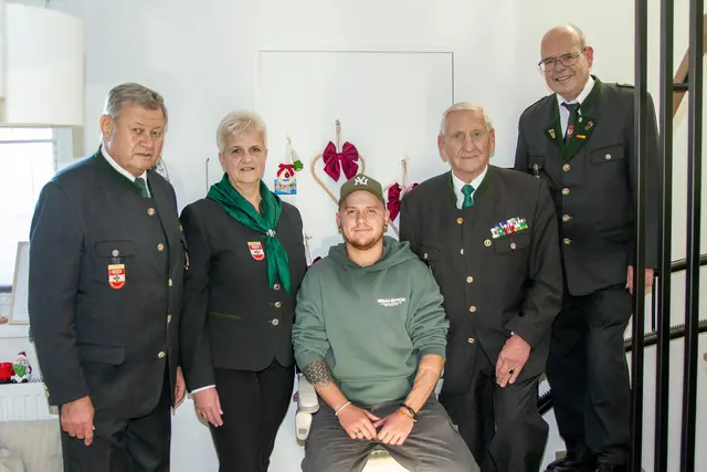 Spendenübergabe: Obmann Karl Buchgraber, Kassierin Doris Degenkolb, Dominik Riedl, Obmann-Stellvertreter Anton Schuh, Schriftführer Johann Schadler (v. l.) | Foto: ÖKB Feldbach