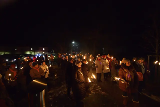 Der Fackelzug führte durch die Stadt und endete mit einem gemeinsamen Ausklang vor dem Schloss Starhemberg. | Foto: Christian Trixner